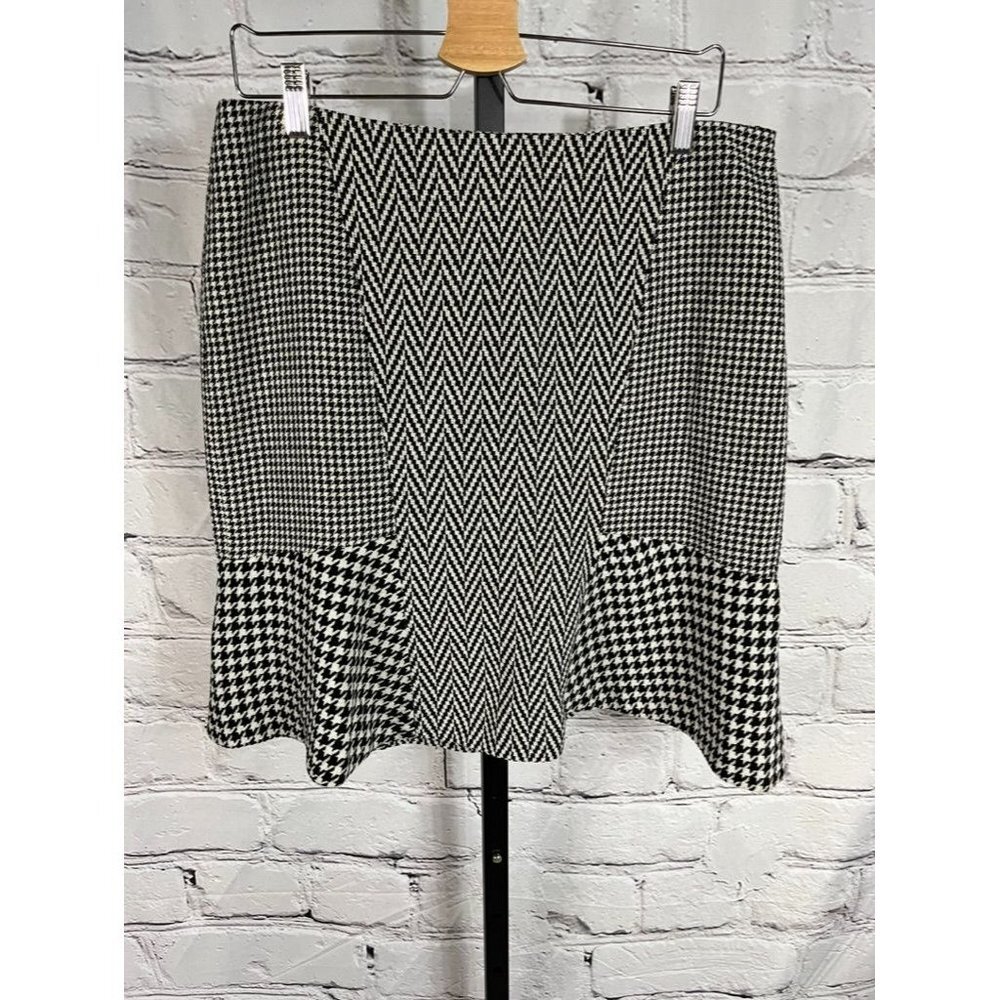 EUC Ann Taylor Houndstooth Skirt